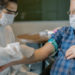 Σε νοσοκομεία και όχι σε Κέντρα Υγείας ο εμβολιασμός των άνω των 85